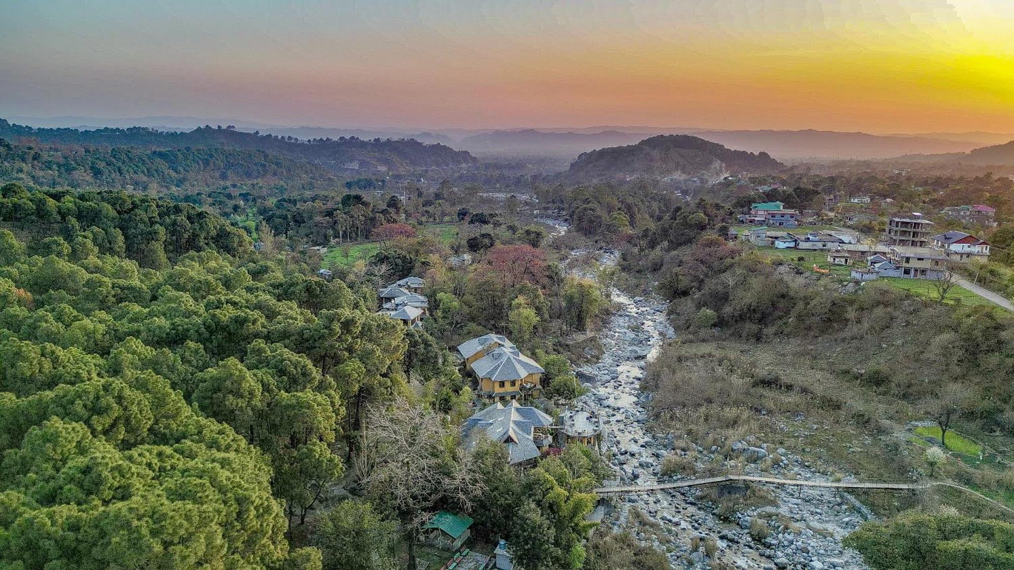 Prakriti Aalay - Riverside Mountain View Boutique Eco Resort 다람샬라 외부 사진