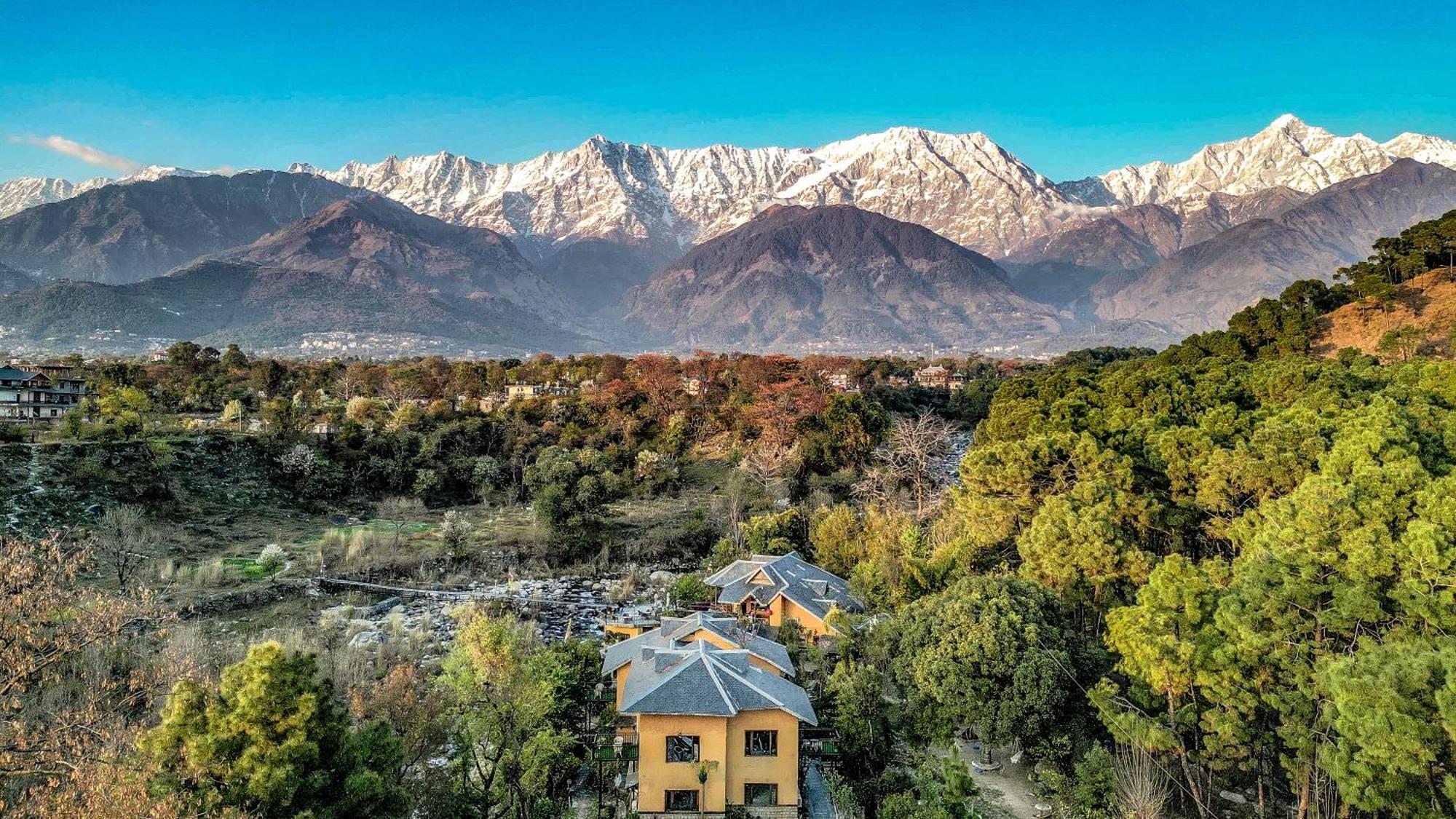 Prakriti Aalay - Riverside Mountain View Boutique Eco Resort 다람샬라 외부 사진